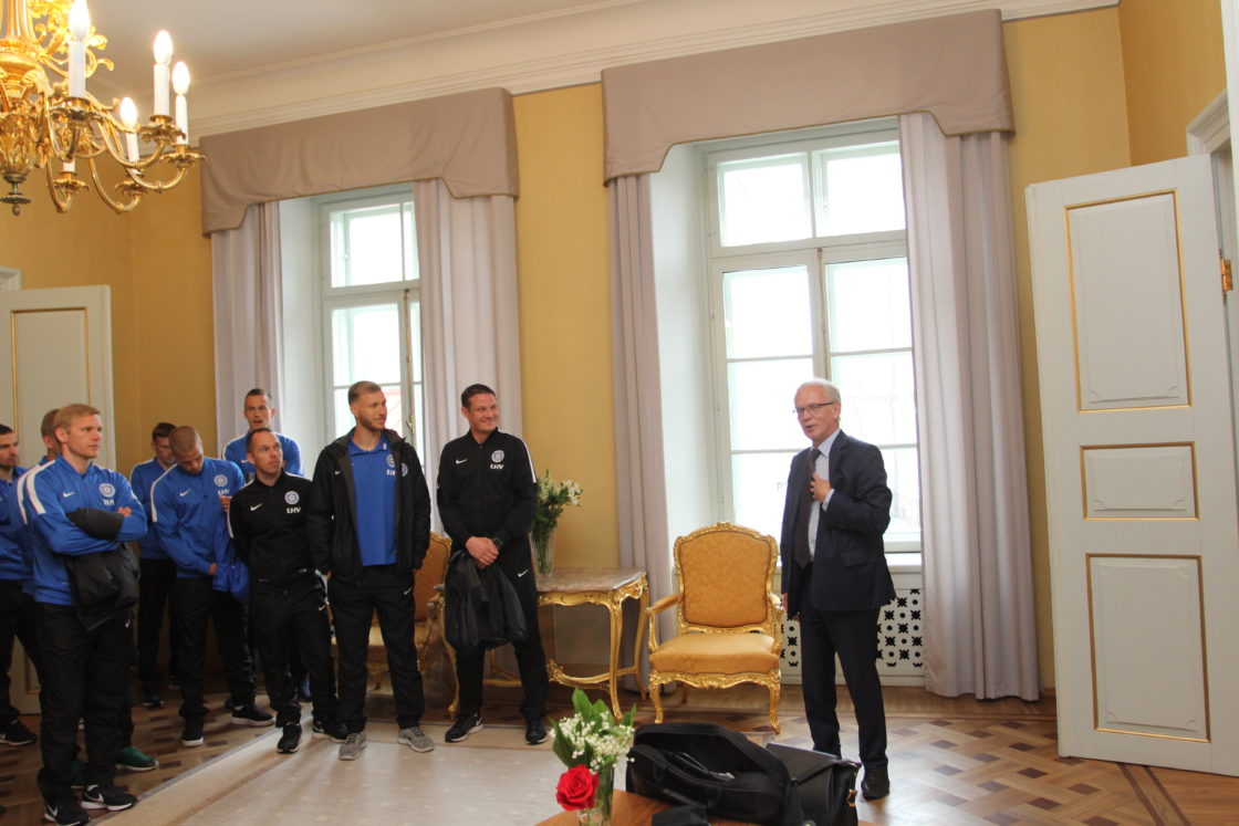 Riigikogu esimees Eiki Nestor kohtus Eesti jalgpallimeeskonnaga