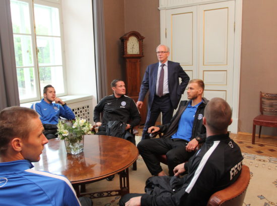Riigikogu esimees Eiki Nestor kohtus Eesti jalgpallimeeskonnaga