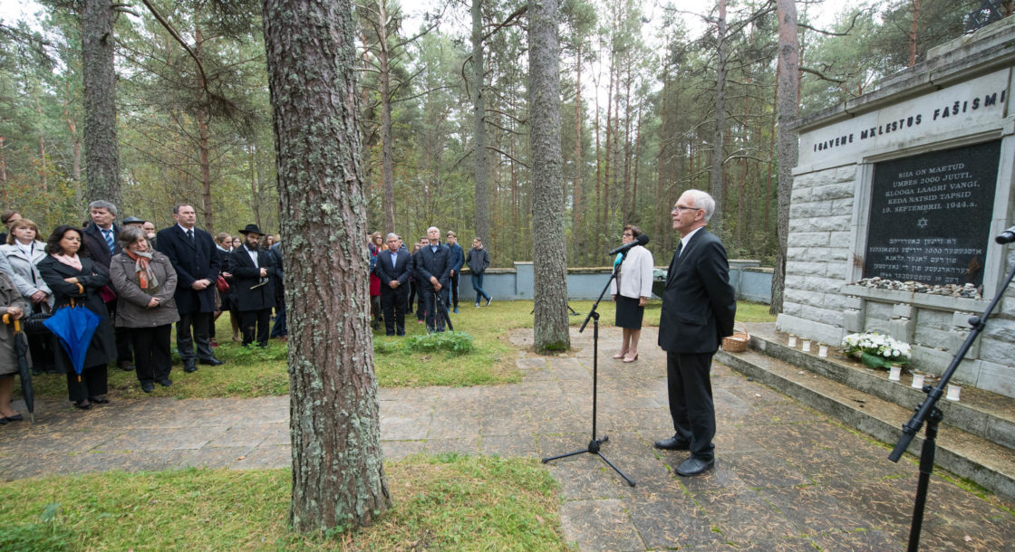Riigikogu esimees Eiki Nestor pidas kõne Klooga mälestustseremoonial