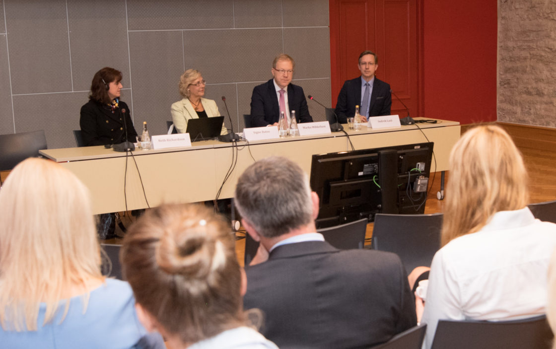 Väliskomisjon koostöös Euroopa Komisjoni esindusega Eestis ja Kanada saatkonna esindusega korraldas seminari seoses Euroopa Liidu ja Kanada vahel sõlmitud laiaulatusliku majandus- ja kaubanduslepingu (CETA) ratifitseerimise seaduse menetlemisega Riigikogus