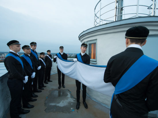 Tallinna 21. Kooli liputoimkonna liikmed heiskasid vastupanuvõitluse päeva puhul Pika Hermanni torni riigilipu