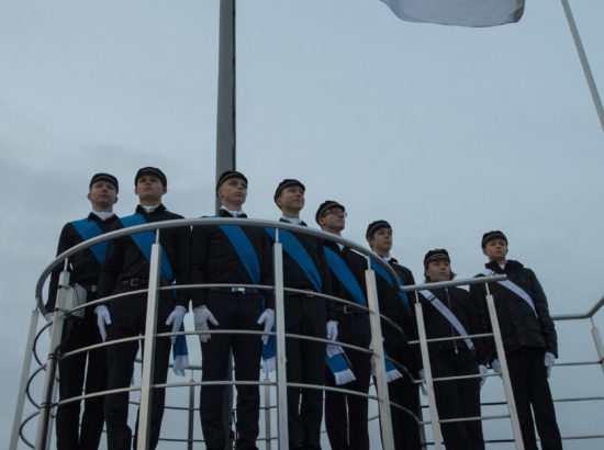 Tallinna 21. Kooli liputoimkonna liikmed heiskasid vastupanuvõitluse päeva puhul Pika Hermanni torni riigilipu