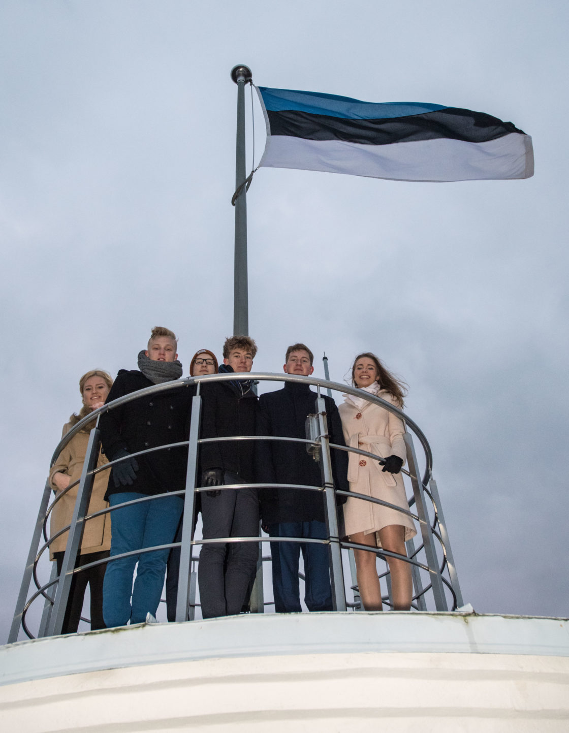 Noorte Maapäeva saadikud heiskasid pidulikult riigilipu Pika Hermanni torni