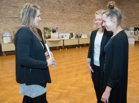 Žürii liige Mart Kalm ja I koha pälvinud töö „Samblik“ üks autoritest Andro Mänd