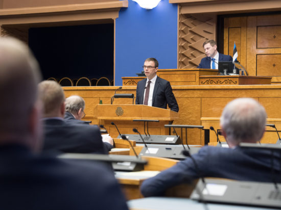 Täiskogu istung, välispoliitika arutelu olulise tähtsusega riikliku küsimusena