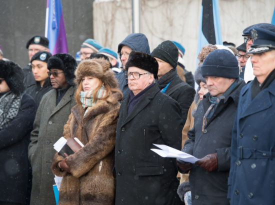 Riigikogu esimees Eiki Nestor ning aseesimehed Enn Eesmaa ja Hanno Pevkur osalesid pärgade asetamisel Vabadussõja võidusamba jalamile Vabaduse väljakul