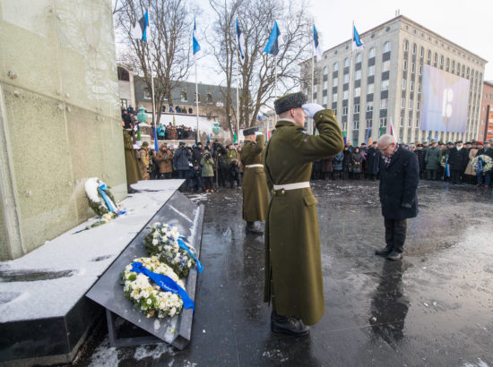 Riigikogu esimees Eiki Nestor ning aseesimehed Enn Eesmaa ja Hanno Pevkur osalesid pärgade asetamisel Vabadussõja võidusamba jalamile Vabaduse väljakul