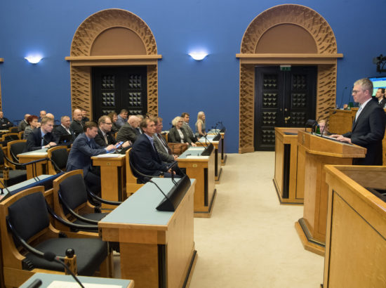Täiskogu istungi alguses andis ametivande riigihalduse minister Janek Mäggi