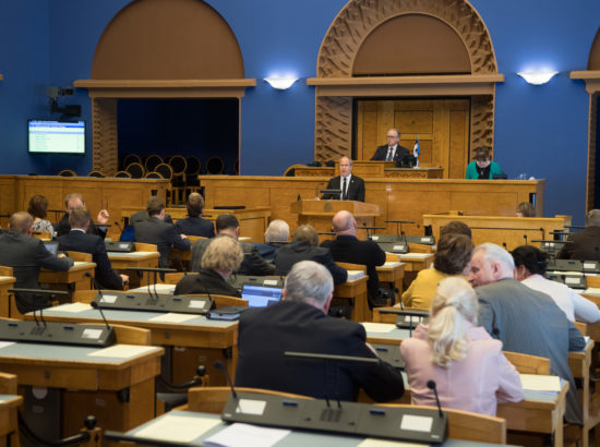 Täiskogu istung, olulise tähtsusega riikliku küsimuse „Riigi eelarvestrateegia 2019–2022“ arutelu