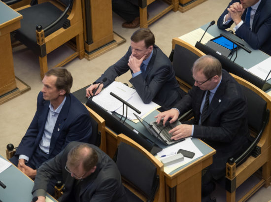 Täiskogu istung, olulise tähtsusega riikliku küsimuse „Riigi eelarvestrateegia 2019–2022“ arutelu