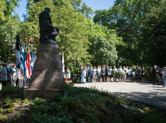 Riigikogu esimees Eiki Nestor pidas kõne ja asetas Riigikogu nimel pärja juuniküüditamise mälestustseremoonial