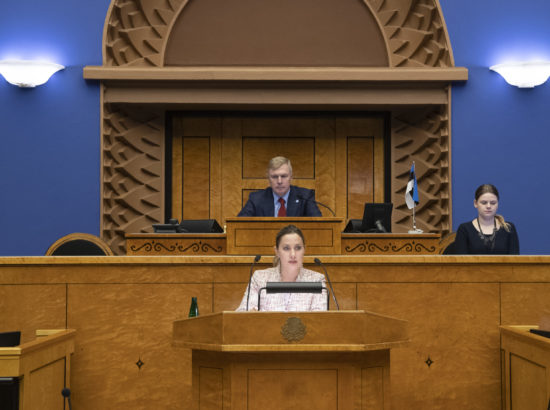 Täiskogu istung. Katri Raiki ametivanne; Riigikogu avalduse "ÜRO globaalse ränderaamistiku kohta" eelnõu arutelu