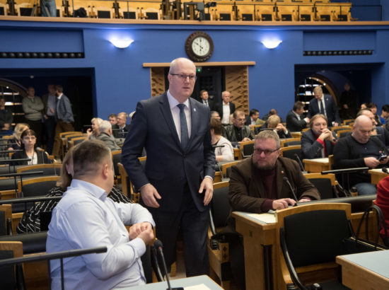 Täiskogu istung. Riigikohtu liikme Heiki Loodi ametivanne; olulise tähtsusega riikliku küsimuse „Elu võimalikkusest maal“ arutelu