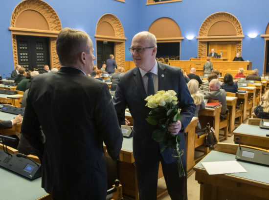 Täiskogu istung. Riigikohtu liikme Heiki Loodi ametivanne; olulise tähtsusega riikliku küsimuse „Elu võimalikkusest maal“ arutelu