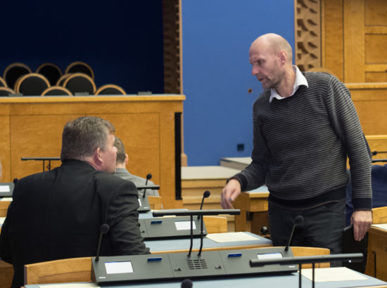 Täiskogu istung. Riigikohtu liikme Heiki Loodi ametivanne; olulise tähtsusega riikliku küsimuse „Elu võimalikkusest maal“ arutelu