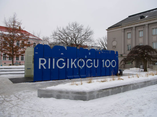 Näituse "Riigikogu 100" avamine Pärnus Iseseisvuse väljakul