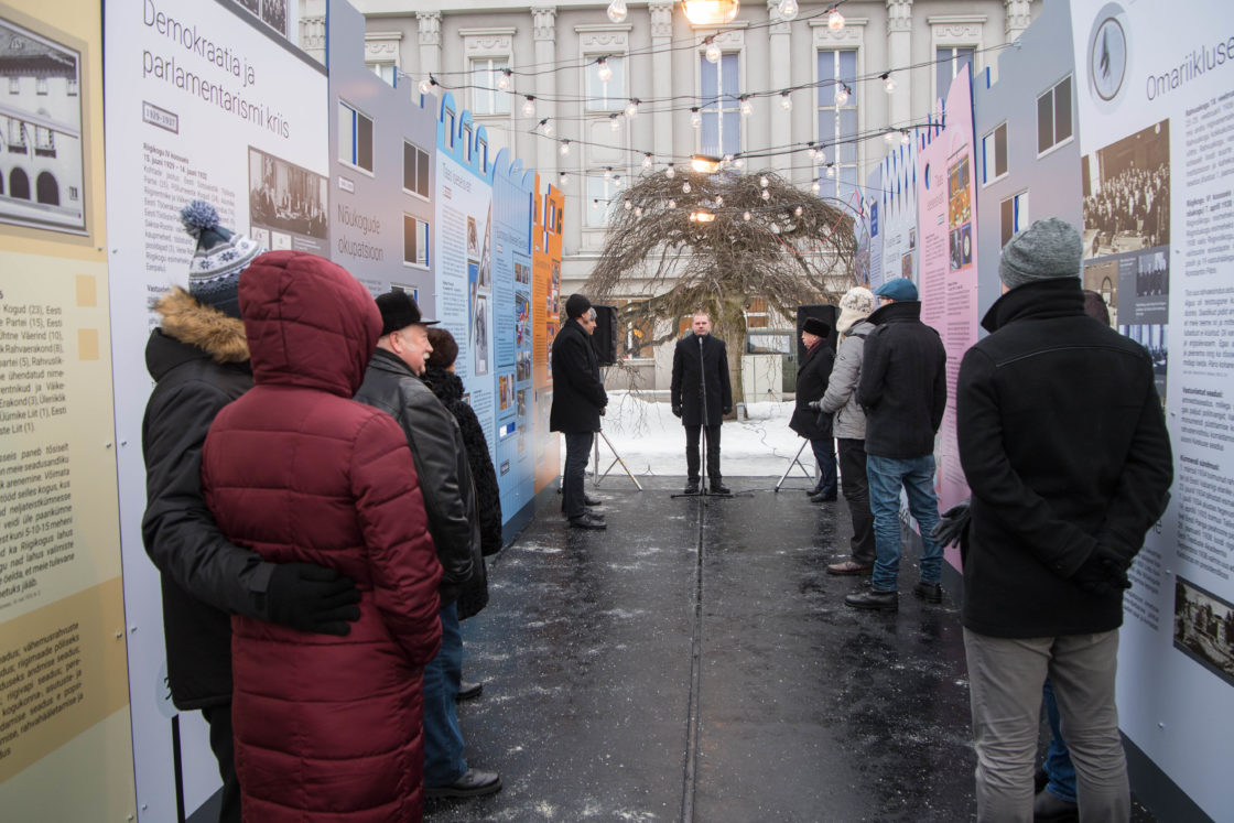 Näituse "Riigikogu 100" avamine Pärnus Iseseisvuse väljakul