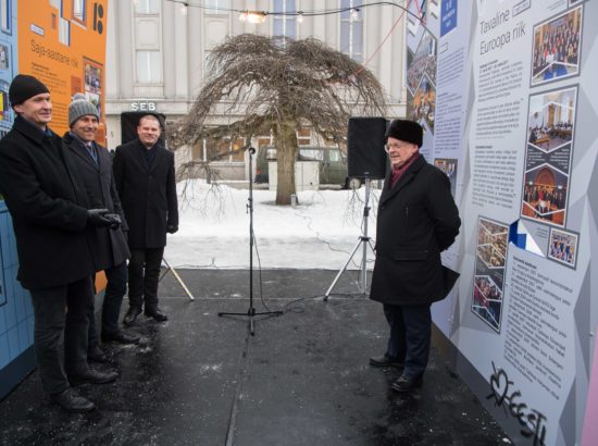 Näituse "Riigikogu 100" avamine Pärnus Iseseisvuse väljakul