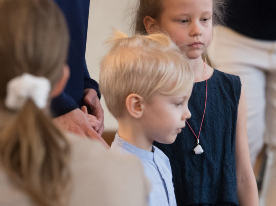 Riigikogu ja EV100 tunnustasid kuldvapiga „Laste Vabariigi“ kultuuriretke läbinud lapsi