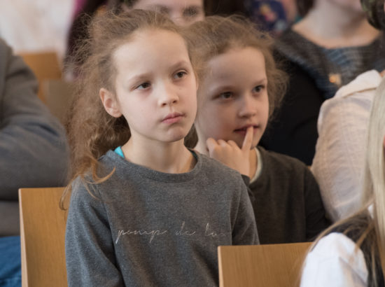 Riigikogu ja EV100 tunnustasid kuldvapiga „Laste Vabariigi“ kultuuriretke läbinud lapsi