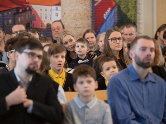 Riigikogu ja EV100 tunnustasid kuldvapiga „Laste Vabariigi“ kultuuriretke läbinud lapsi