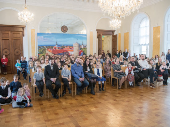 Riigikogu ja EV100 tunnustasid kuldvapiga „Laste Vabariigi“ kultuuriretke läbinud lapsi