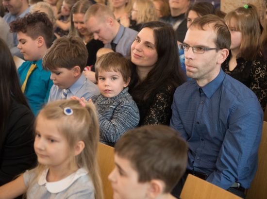 Riigikogu ja EV100 tunnustasid kuldvapiga „Laste Vabariigi“ kultuuriretke läbinud lapsi