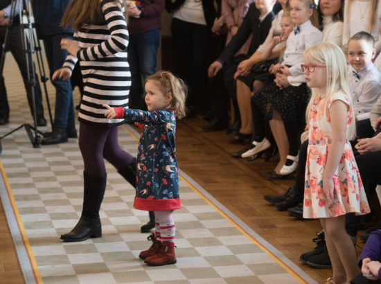 Riigikogu ja EV100 tunnustasid kuldvapiga „Laste Vabariigi“ kultuuriretke läbinud lapsi