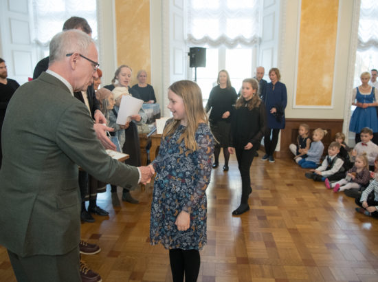 Riigikogu ja EV100 tunnustasid kuldvapiga „Laste Vabariigi“ kultuuriretke läbinud lapsi