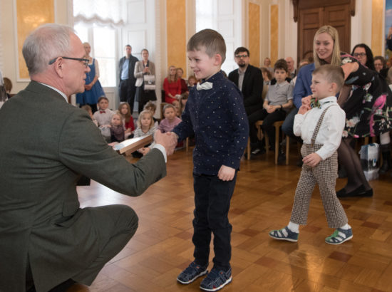 Riigikogu ja EV100 tunnustasid kuldvapiga „Laste Vabariigi“ kultuuriretke läbinud lapsi