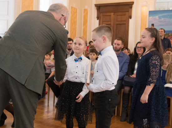 Riigikogu ja EV100 tunnustasid kuldvapiga „Laste Vabariigi“ kultuuriretke läbinud lapsi