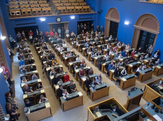 Riigikogu ja EV100 tunnustasid kuldvapiga „Laste Vabariigi“ kultuuriretke läbinud lapsi