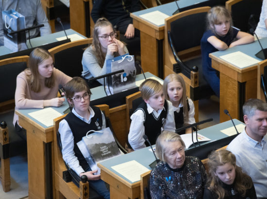 Riigikogu ja EV100 tunnustasid kuldvapiga „Laste Vabariigi“ kultuuriretke läbinud lapsi