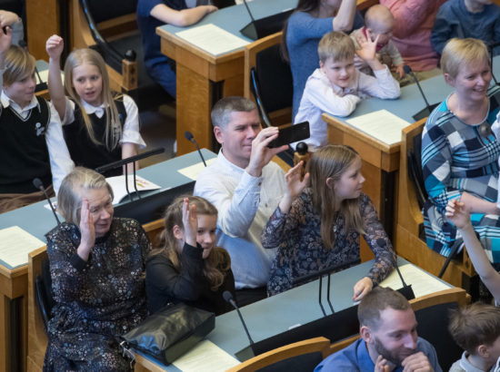 Riigikogu ja EV100 tunnustasid kuldvapiga „Laste Vabariigi“ kultuuriretke läbinud lapsi