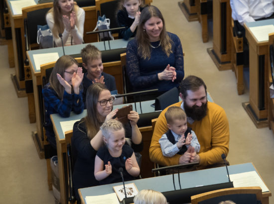 Riigikogu ja EV100 tunnustasid kuldvapiga „Laste Vabariigi“ kultuuriretke läbinud lapsi