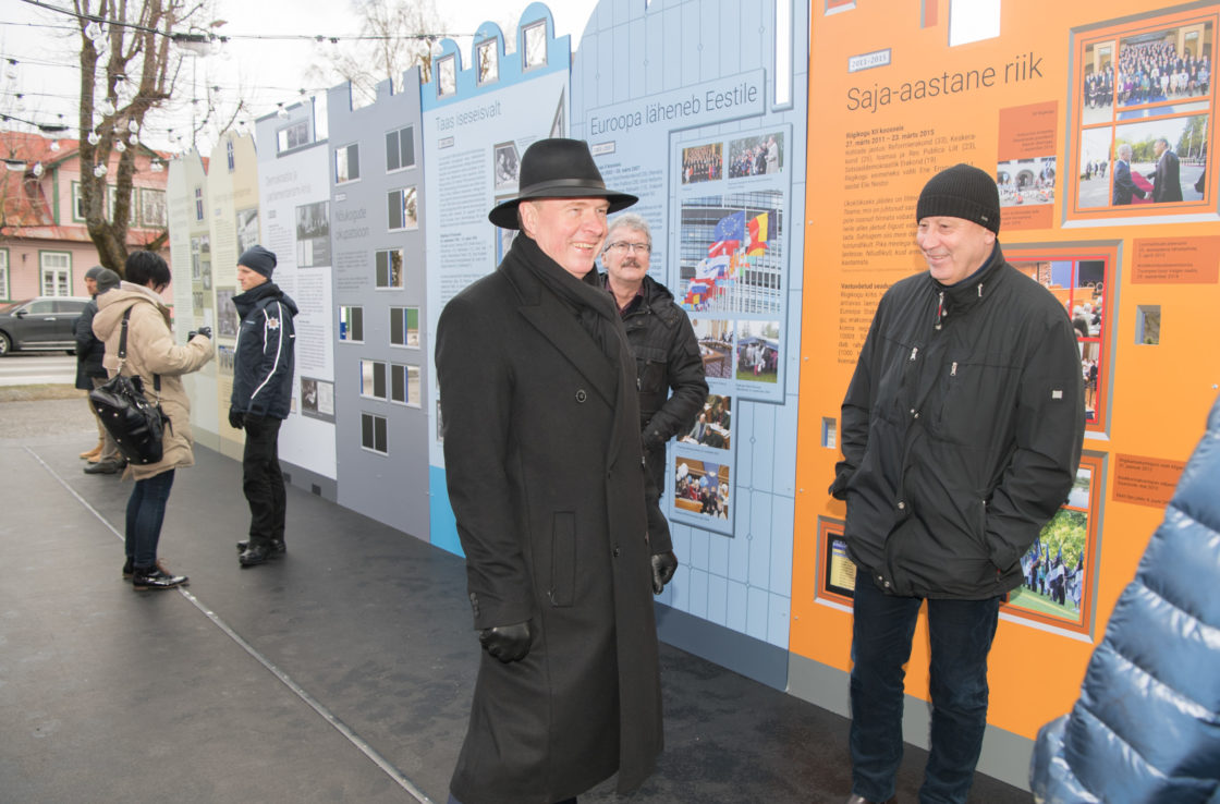 Näituse "Riigikogu 100" avamine Haapsalus Linnavalitsuse ees