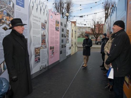 Näituse "Riigikogu 100" avamine Haapsalus Linnavalitsuse ees