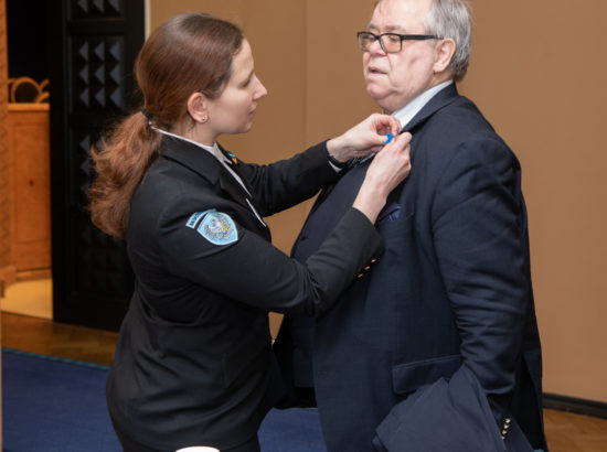 Veteranide toetuskampaania „Anname au!“ puhul said Riigikogu liikmed rinda sinilille