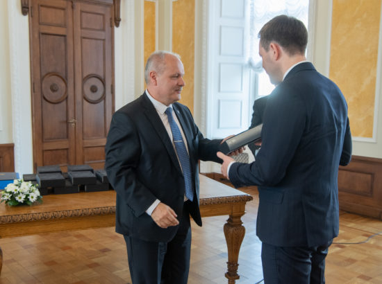 Ajalooraamatu "Eesti parlament 1917-1940" esitlus Toompea lossi Valges saalis