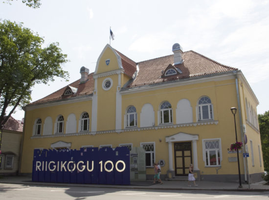 Näituse "Riigikogu 100" avamine Paide raekoja ees