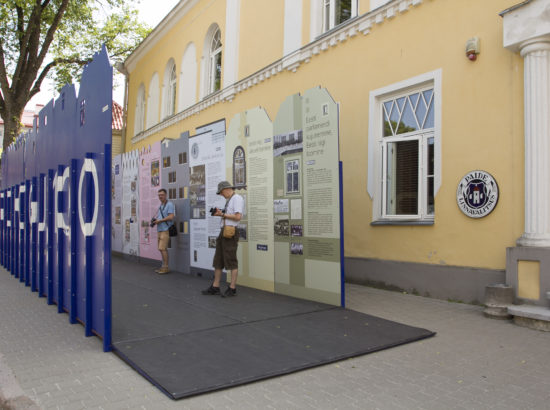 Näituse "Riigikogu 100" avamine Paide raekoja ees