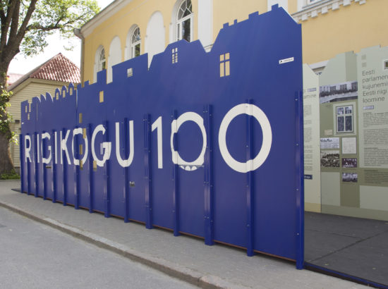 Näituse "Riigikogu 100" avamine Paide raekoja ees