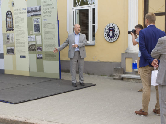 Näituse "Riigikogu 100" avamine Paide raekoja ees