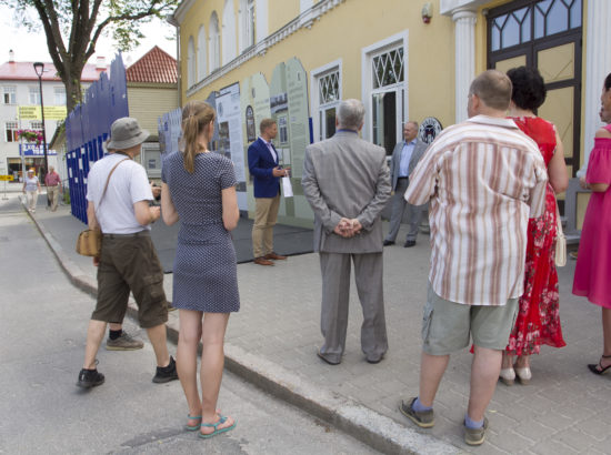 Näituse "Riigikogu 100" avamine Paide raekoja ees