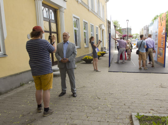 Näituse "Riigikogu 100" avamine Paide raekoja ees