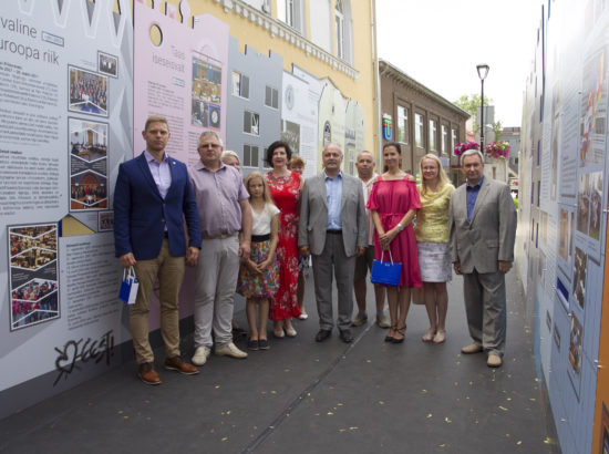 Näituse "Riigikogu 100" avamine Paide raekoja ees