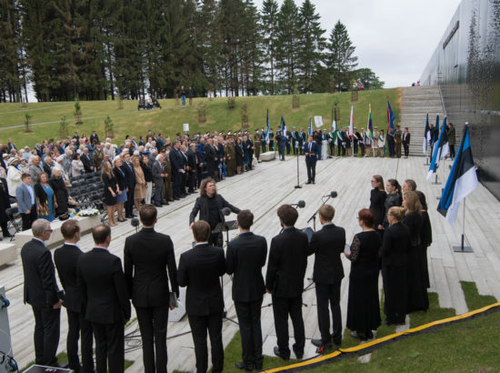 Riigikogu esimees Henn Põlluaas pidas kõne ja asetas pärja Eesti rahva nimel juuniküüditamise mälestustseremoonial