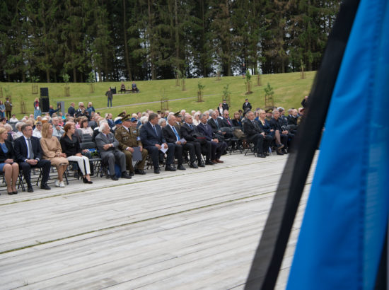 Riigikogu esimees Henn Põlluaas pidas kõne ja asetas pärja Eesti rahva nimel juuniküüditamise mälestustseremoonial