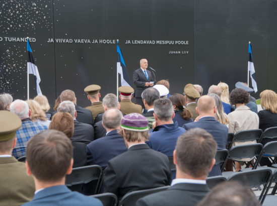 Riigikogu esimees Henn Põlluaas pidas kõne ja asetas pärja Eesti rahva nimel juuniküüditamise mälestustseremoonial