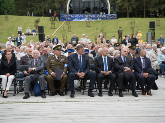 Riigikogu esimees Henn Põlluaas pidas kõne ja asetas pärja Eesti rahva nimel juuniküüditamise mälestustseremoonial